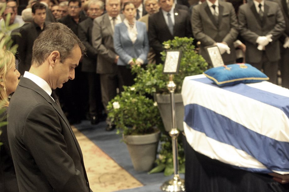 Θλίψη στην κηδεία του Κωνσταντίνου Μητσοτάκη: Εκατοντάδες Χανιώτες τον συνόδευσαν στην τελευταία του κατοικία