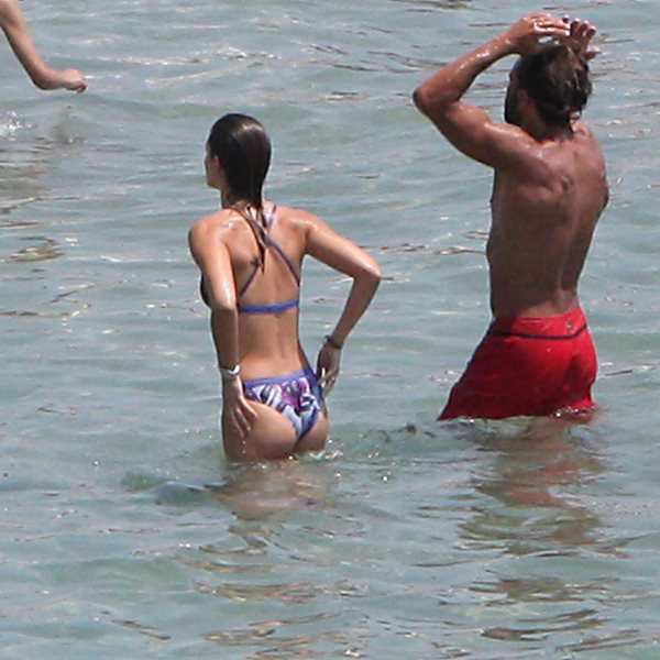Paparazzi! Το ερωτευμένο ζευγάρι της showbiz σε τρυφερές στιγμές στην παραλία!