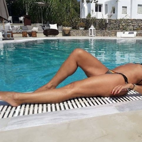 Με hot bikini στα 48 της γνωστή ελληνίδα 