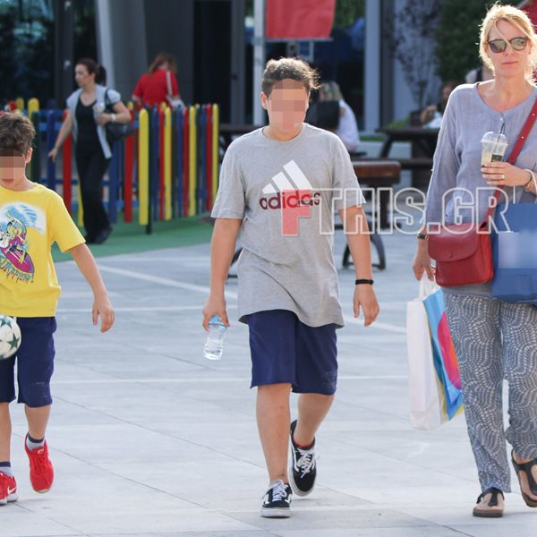 Paparazzi: Η Έλενα Κατραβά σε σπάνια δημόσια εμφάνιση με τους γιους της