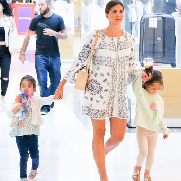 Paparazzi! Σταματίνα Τσιμτσιλή: Βόλτα με τις κόρες της σε εμπορικό κέντρο!