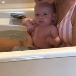 Η νέα μανούλα της showbiz έκανε για πρώτη φορά μπάνιο μαζί με τον δυόμιση μηνών γιο της!