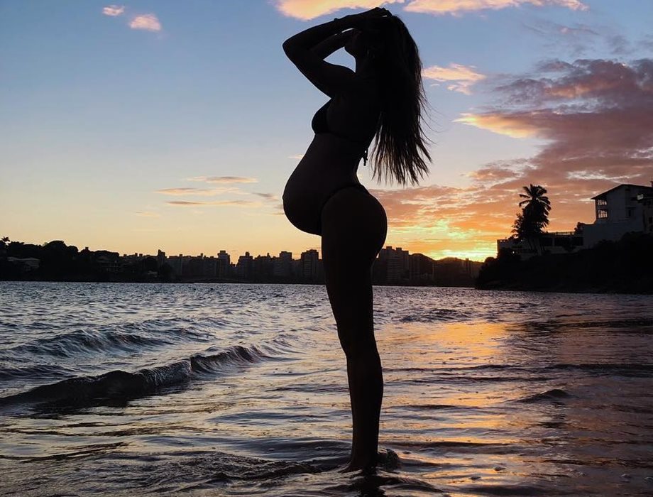 Φωτογραφίζεται στο ηλιοβασίλεμα φορώντας το μαγιό της, στον 8ο μήνα της εγκυμοσύνης της!