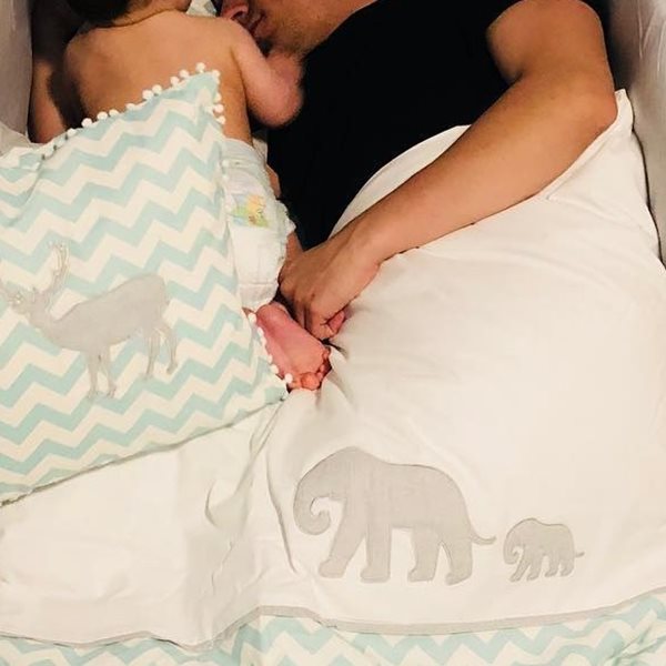 Έλληνας ηθοποιός κοιμάται στην κούνια με τον εννέα μηνών γιο του!