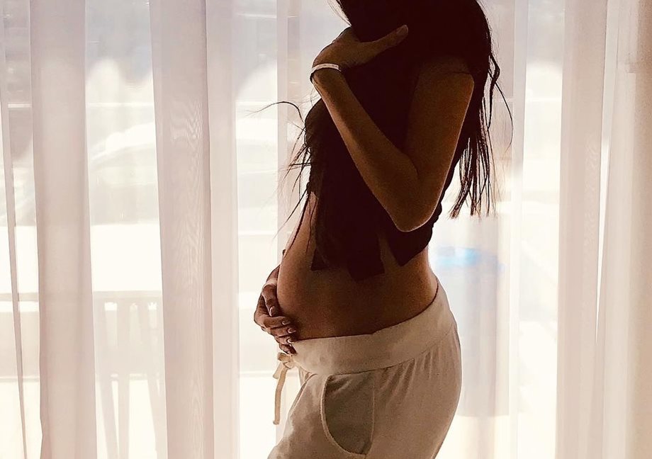 Στο έκτο μήνα της εγκυμοσύνης της, μας δείχνει την πολύ φουσκωμένη κοιλίτσα της!