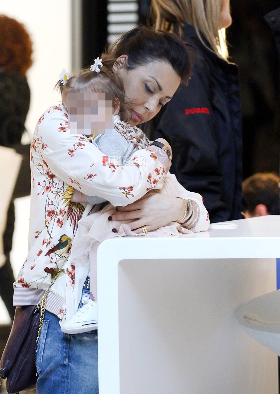 Paparazzi:Η Σίσσυ Φειδά σε εμπορικό κέντρο με την κορούλα της