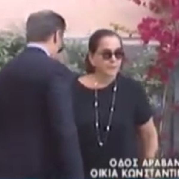 Κωνσταντίνος Μητσοτάκης: Ανέκφραστη και με πατερίτσα η Ντόρα Μπακογιάννη έξω από το σπίτι του πατέρα της