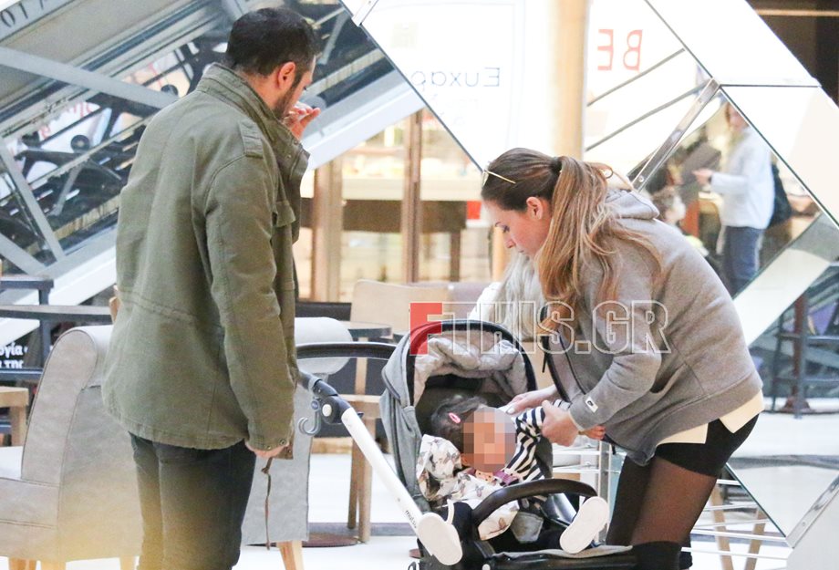 Paparazzi! Κώστας Δόξας και Μαρία Δεληθανάση: Σε εμπορικό κέντρο με την ενός έτους κορούλα τους!