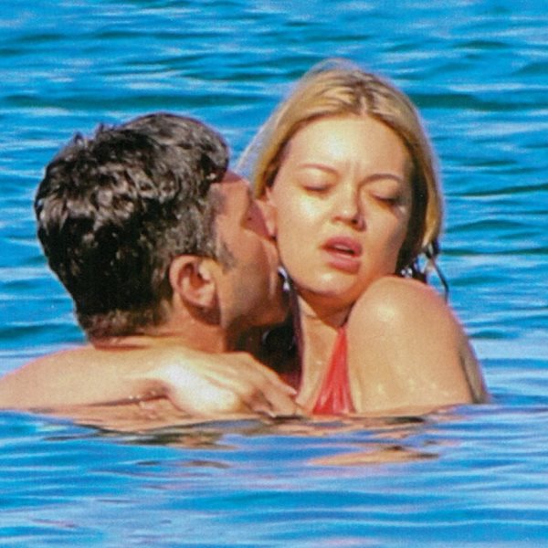 Χρήστος Βασιλόπουλος - Ιωάννα Παπαγιάννη: Παθιασμένα φιλιά σε παραλία της Τήνου!