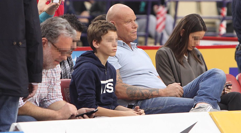 Happy Family: Ο Τζώνη Καλημέρης στο γήπεδο με τον γιο του!