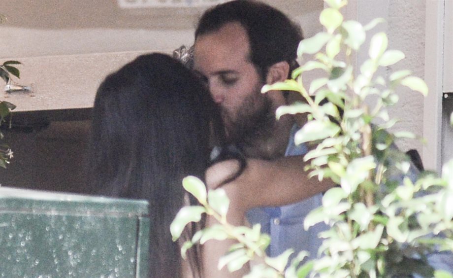 Paparazzi! Τρυφερές αγκαλιές και παθιασμένα φιλιά στη μέση του δρόμου για το ζευγάρι της ελληνικής showbiz!