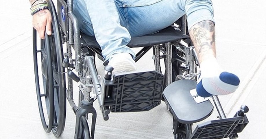 Γνωστός τραγουδιστής σε αναπηρικό καροτσάκι! Τι συνέβη;