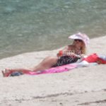 Paparazzi: Η Ελένη Μενεγάκη με ολόσωμο μαγιό στην παραλία – Έτσι είναι το σώμα της χωρίς ρετούς