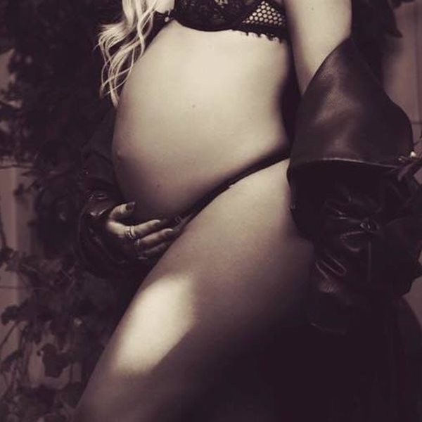Μπήκε στον ένατο μήνα της εγκυμοσύνης της και φωτογραφίζεται μόνο με τα εσώρουχά της!
