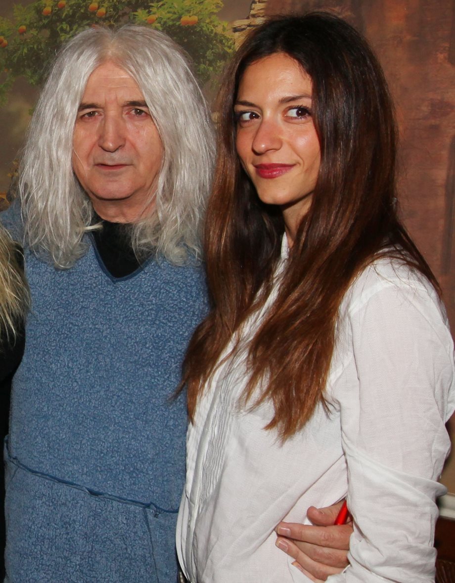 Νίκος Καρβέλας: Βόλτα με την κόρη του, Σοφία και τα εγγόνια του