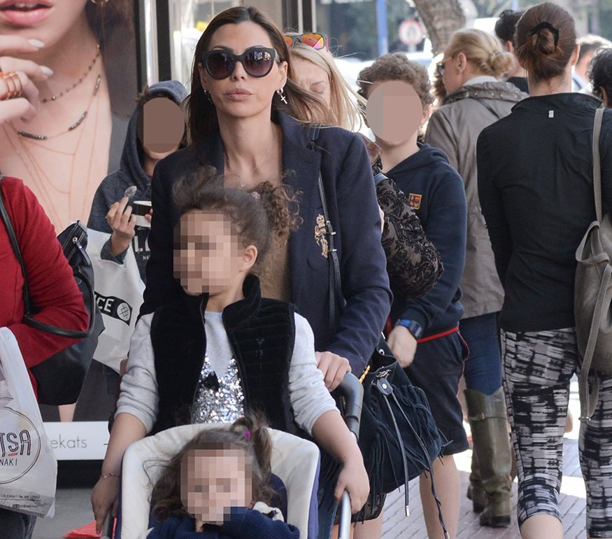 Paparazzi: Η Ιωάννα Μπούκη σε έξοδο με τη μητέρα της, Αθηνά και τις κορούλες της!