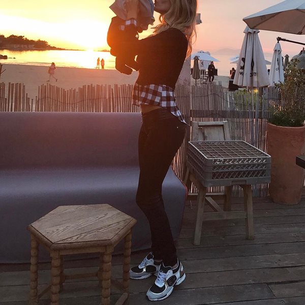 H Ελληνίδα μανούλα ποζάρει στο ηλιοβασίλεμα με τον τρεισήμισι μηνών γιο της