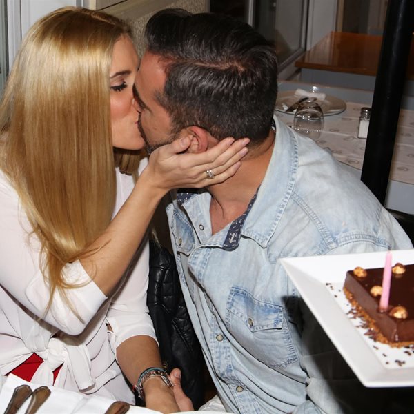 Paparazzi! Στέφανος Κωνσταντινίδης: Η έκπληξη στην σύζυγό του για τα γενέθλιά της και το τρυφερό φιλί!