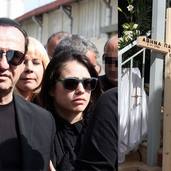 Συντετριμμένος στην κηδεία της μητέρας του ο Λευτέρης Πανταζής – Στο πλευρό του η κόρη του