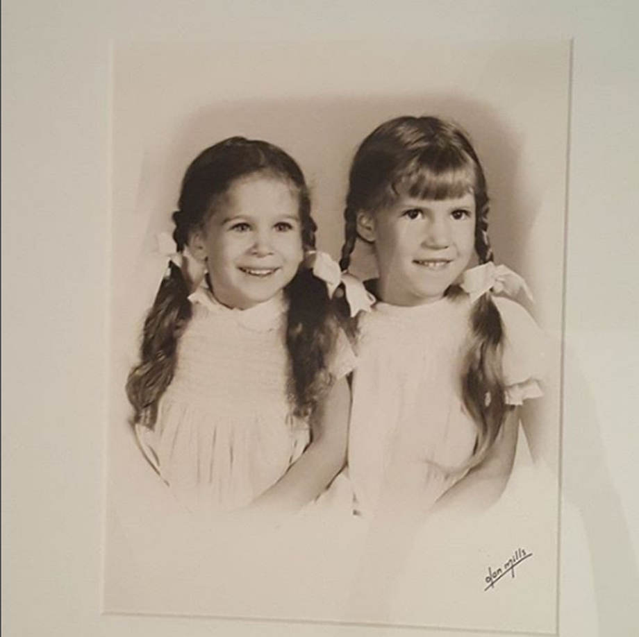 Ευχήθηκε στην αδερφή της με μια φωτογραφία από το παρελθόν...