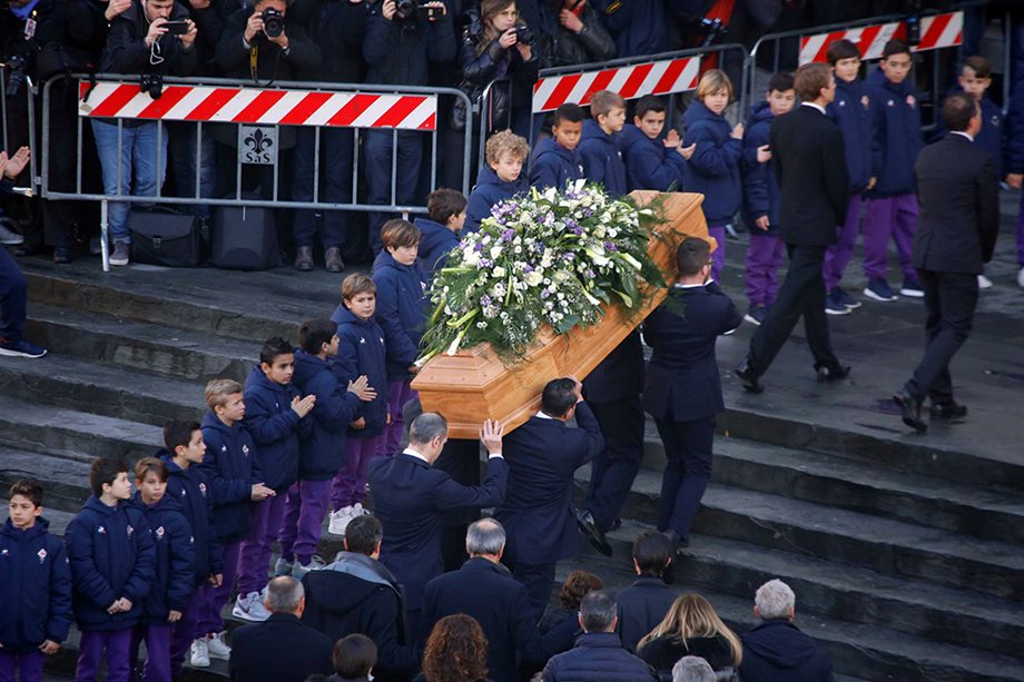 “Ράγισαν καρδιές” στην κηδεία του Ντάβιντε Αστόρι - Συγκεντρώθηκε χιλιάδες κόσμος για το "τελευταίο αντίο"