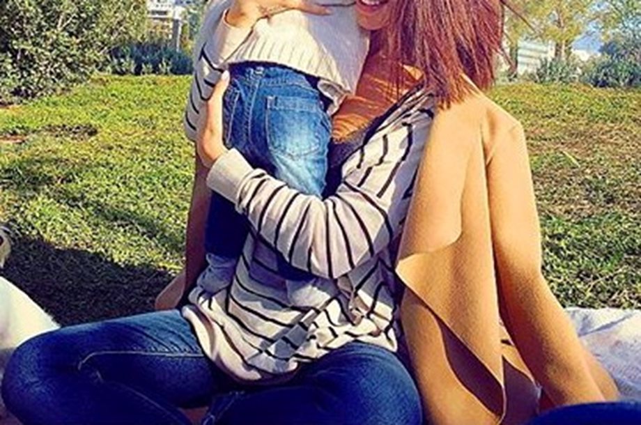 Η Ελληνίδα τραγουδίστρια για picnic με τον έξι μηνών γιο της