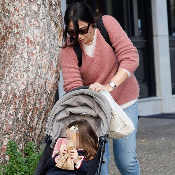 Paparazzi! Η Ολυμπία Χοψονίδου με casual look για βόλτα με την κόρη της!