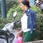 Paparazzi! Η Ζέτα Θεοδωροπούλου σε έξοδο με την κόρη της, λίγο μετά την αποκάλυψη της εγκυμοσύνης της
