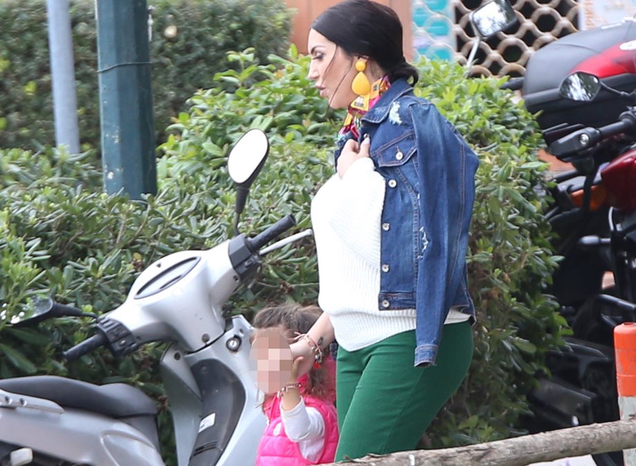 Paparazzi! Η Ζέτα Θεοδωροπούλου σε έξοδο με την κόρη της, λίγο μετά την αποκάλυψη της εγκυμοσύνης της