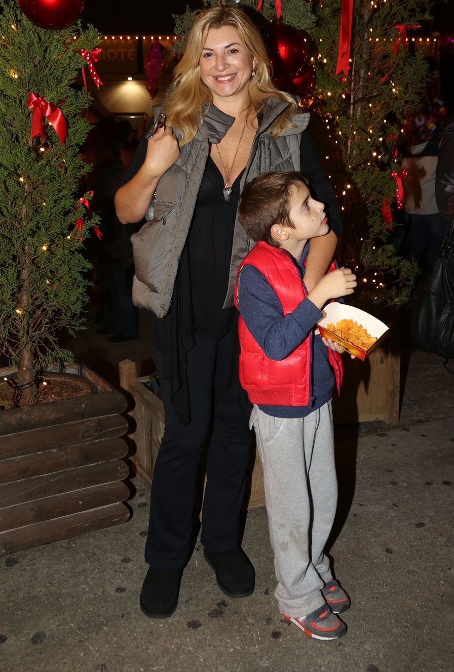 Χριστίνα Πολίτη: Ποζάρει με τον μικρότερο γιο της μπροστά στο Χριστουγεννιάτικο δέντρο που στόλισαν!