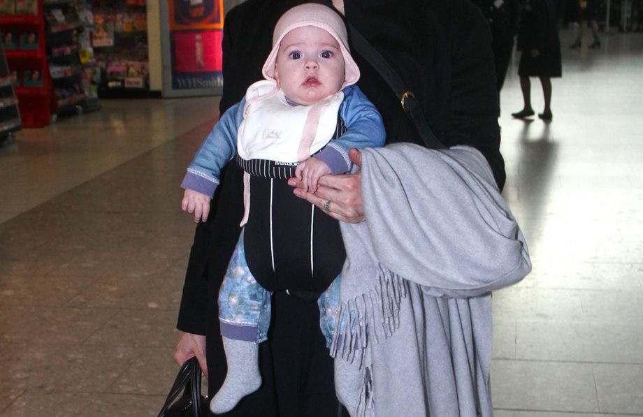 Paparazzi! Στο αεροδρόμιο με το τεσσάρων μηνών μωράκι της