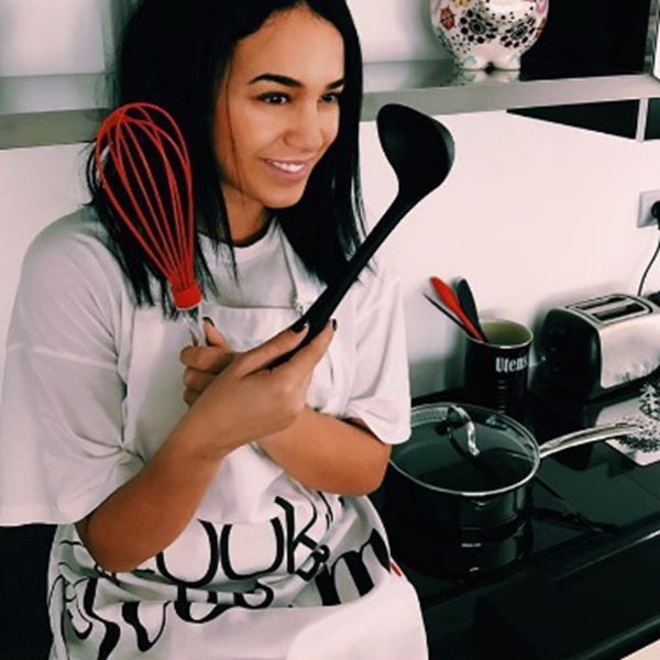 Η Ελληνίδα ηθοποιός μπήκε στην κουζίνα: Τι ετοιμάζει;