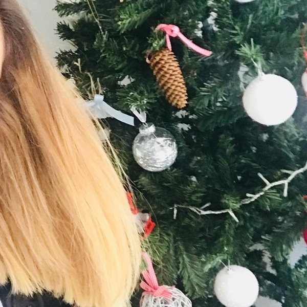 Πασίγνωστη Ελληνίδα τραγουδίστρια στόλισε το χριστουγεννιάτικο δέντρο της!