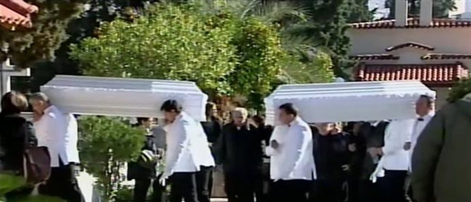 Σε κλίμα βαθιάς οδύνης η κηδεία των δίδυμων αγοριών στη Νέα Σμύρνη 