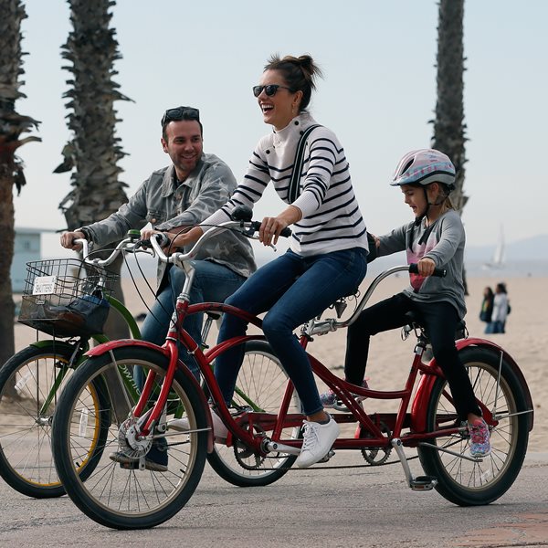Alessandra Ambrosio: Οικογενειακή… ποδηλατάδα