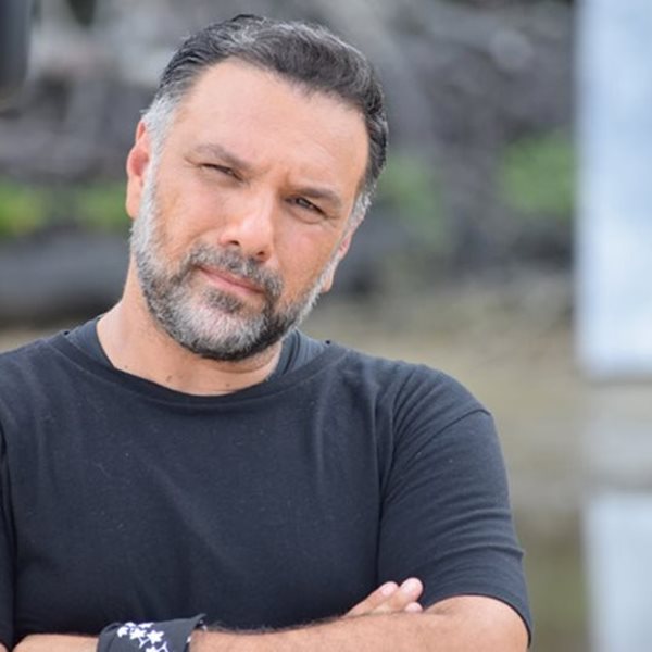 Πασίγνωστος Έλληνας τραγουδιστής έγινε το… αντικουνουπικό του Γρηγόρη Αρναούτογλου