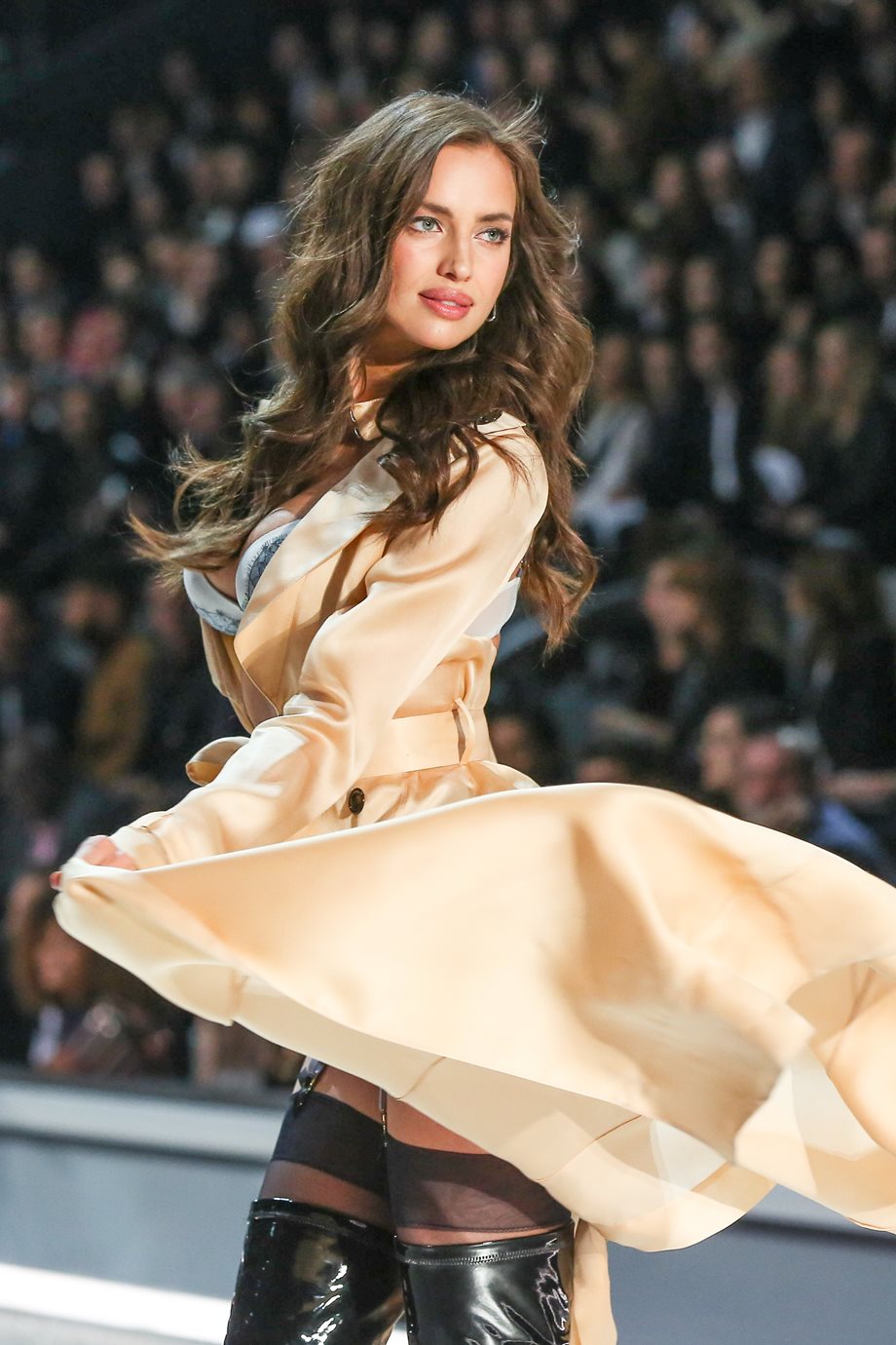 Irina Shayk: Μας έδειξε την κοιλίτσα της σε χθεσινή επίδειξη μόδας της Victoria Secret