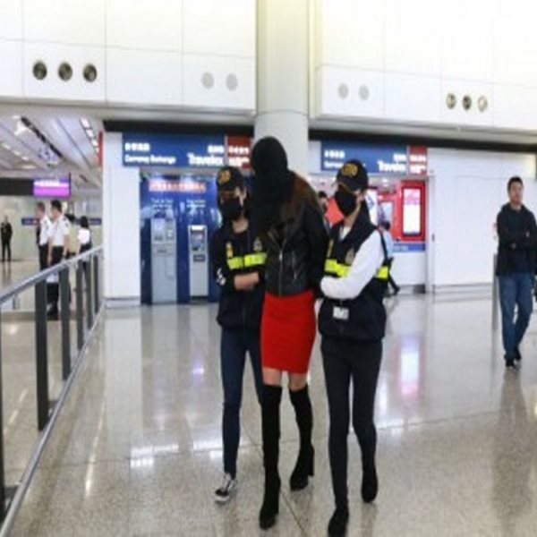 Ελληνίδα μοντέλο συνελήφθη στο αεροδρόμιο του Χονγκ Κονγκ με 2,5 κιλά κοκαΐνης - Δείτε τη στιγμή της σύλληψης 