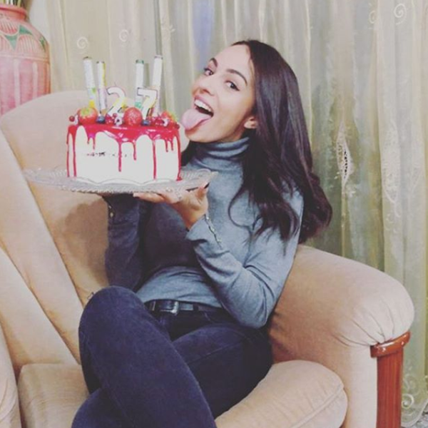 Πρωταγωνίστρια του "Μπρούσκο" ποζάρει με την τούρτα των γενεθλίων της! 