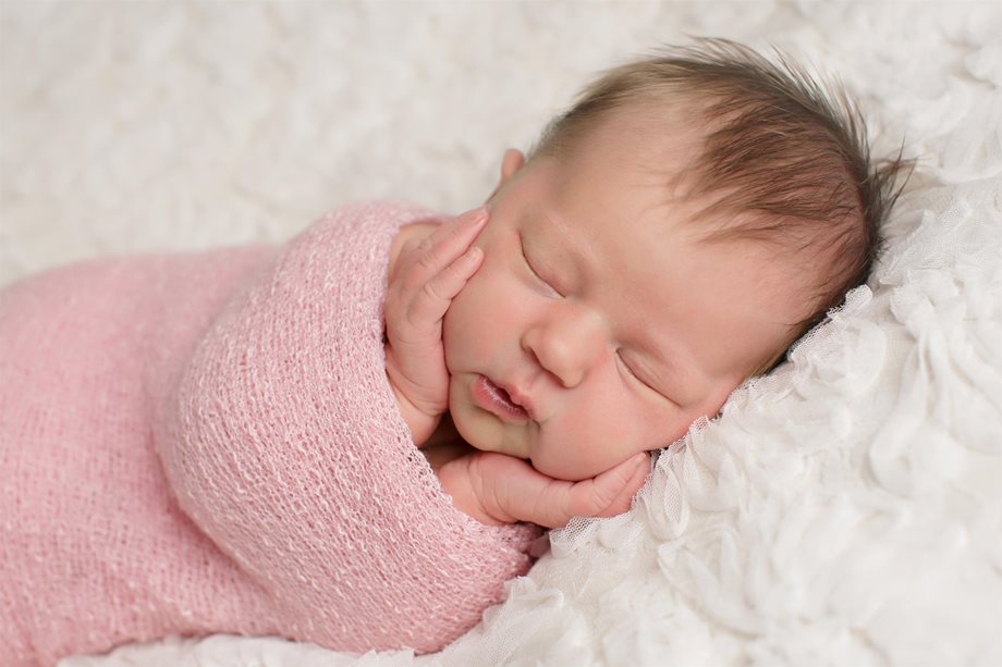 Ακόμα κι από τους πρώτους 3 μήνες της ζωής του, μπορούμε να αρχίσουμε να μυούμε το μωράκι μας στην… τέχνη του ύπνου! 