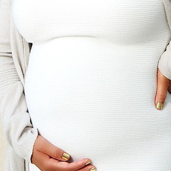  Η πασίγνωστη 50χρονη εγκυμονούσα φωτογραφήθηκε για πρώτη φορά με φουσκωμένη κοιλίτσα