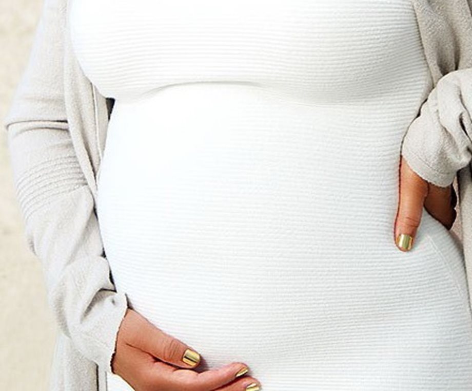  Η πασίγνωστη 50χρονη εγκυμονούσα φωτογραφήθηκε για πρώτη φορά με φουσκωμένη κοιλίτσα