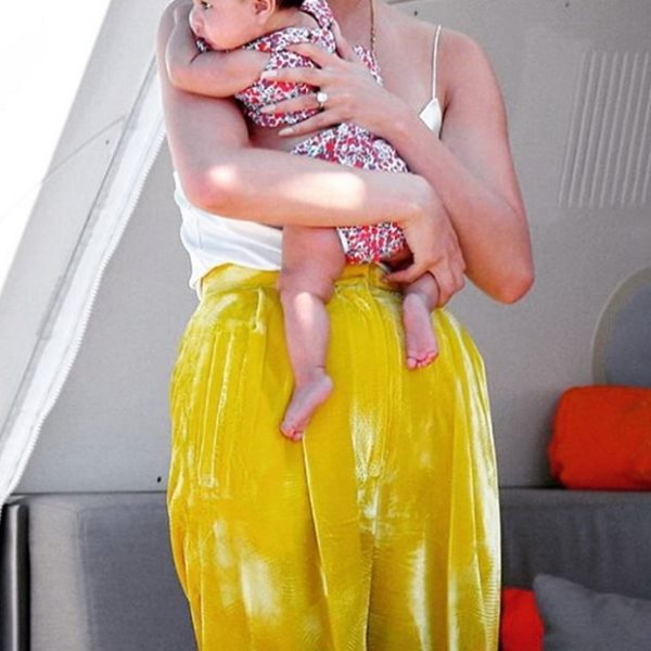 Η celebrity ταϊζει το μωράκι της μπροστά στην κάμερα - VIDEO