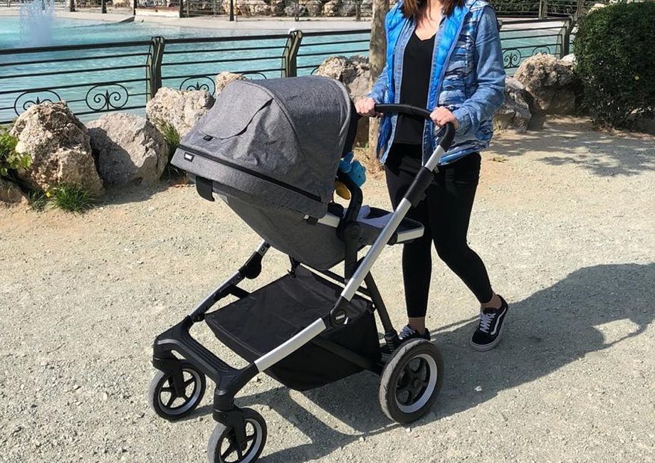 Η Ελληνίδα παρουσιάστρια για βόλτα με τον τεσσάρων μηνών γιο της
