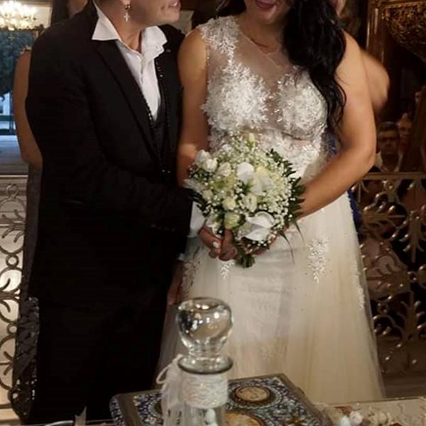 Έλληνας τραγουδιστής παντρεύτηκε την αγαπημένη του στη Ρόδο - Η πρώτη φωτογραφία από τον γάμο τους!