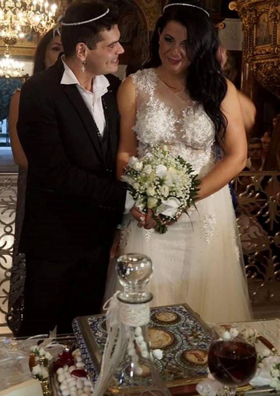 Έλληνας τραγουδιστής παντρεύτηκε την αγαπημένη του στη Ρόδο - Η πρώτη φωτογραφία από τον γάμο τους!