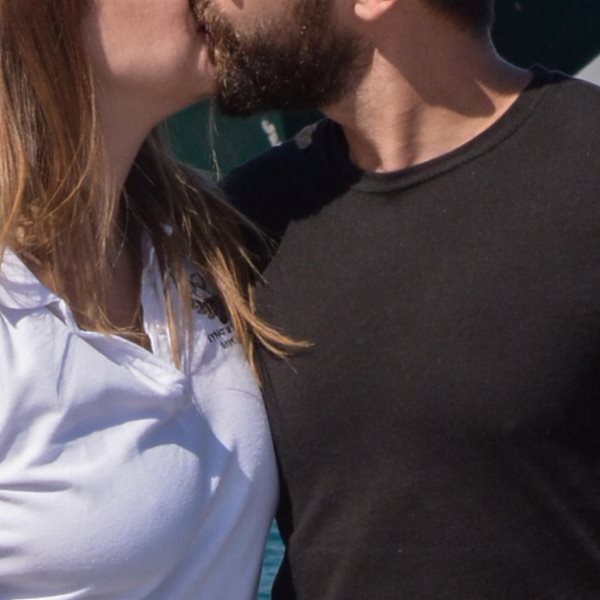 Paparazzi: Παθιασμένα φιλιά για το ερωτευμένο ζευγάρι της ελληνικής showbiz