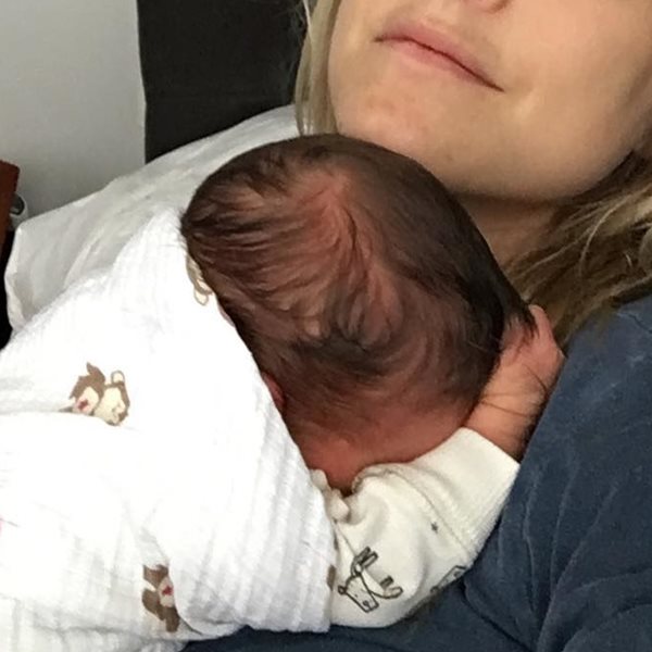 Η διάσημη ηθοποιός μας δείχνει το σημάδι της καισαρικής τομής, δύο εβδομάδες μετά τη γέννηση του γιου της!