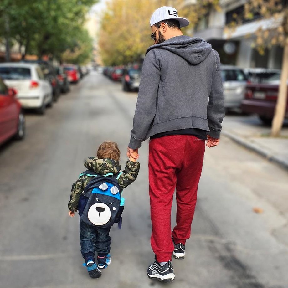 Πασίγνωστος Έλληνας παρουσιαστής δημοσίευσε φωτογραφία με τον δύο ετών γιο του