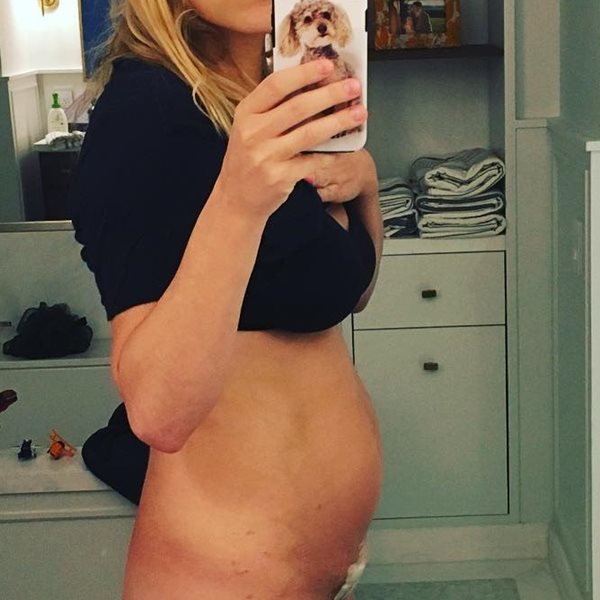 Ακομπλεξάριστη: Διάσημη ηθοποιός μας δείχνει το σώμα της μια εβδομάδα μετά τη γέννα!